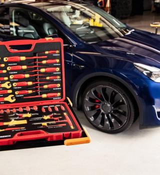 Image of the GWVDE39 showing the tools in the foam tray in front of a car in a garage setting